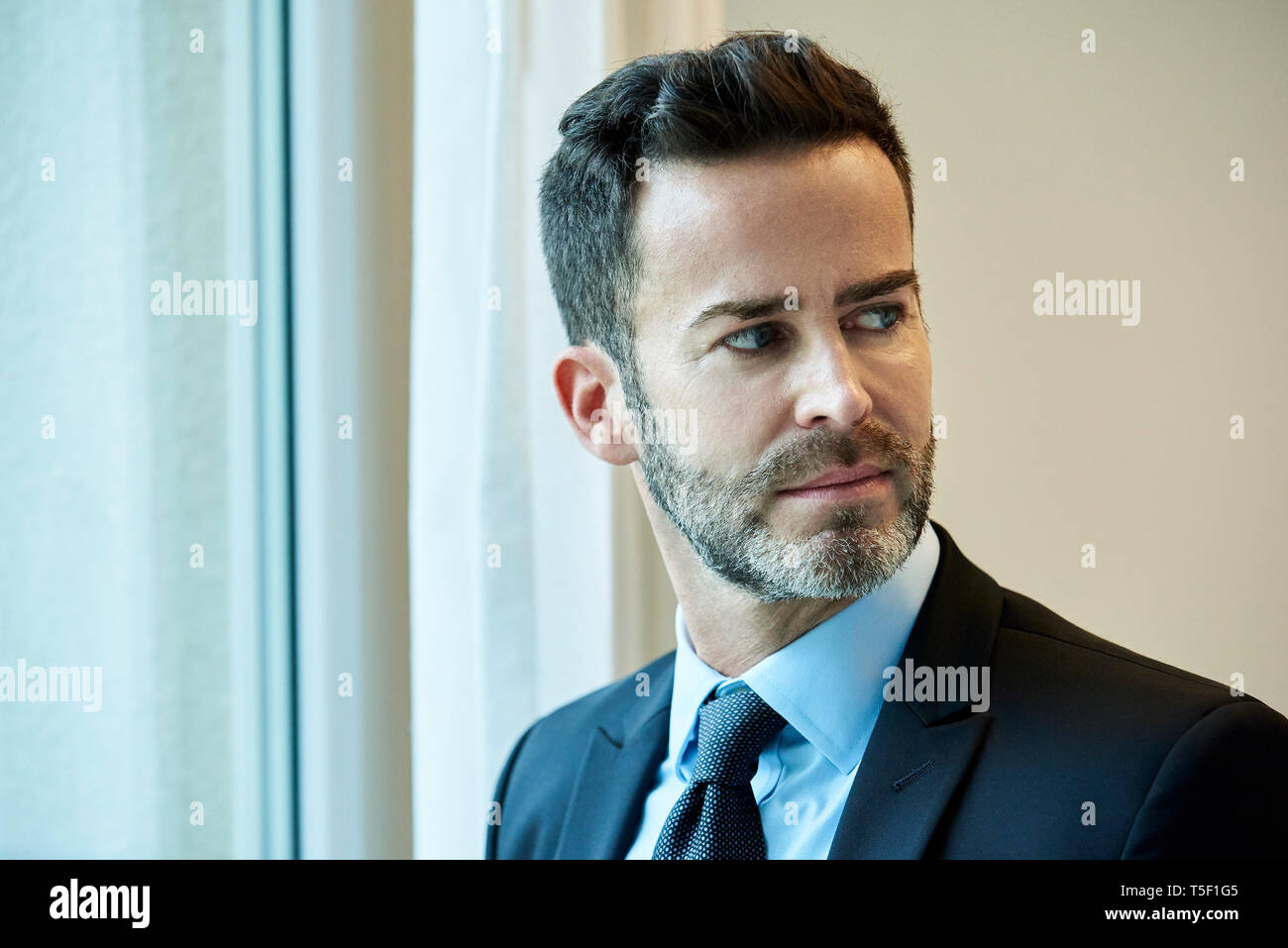 Nachdenklich Geschäftsmann stehen im Hotel Stockfoto