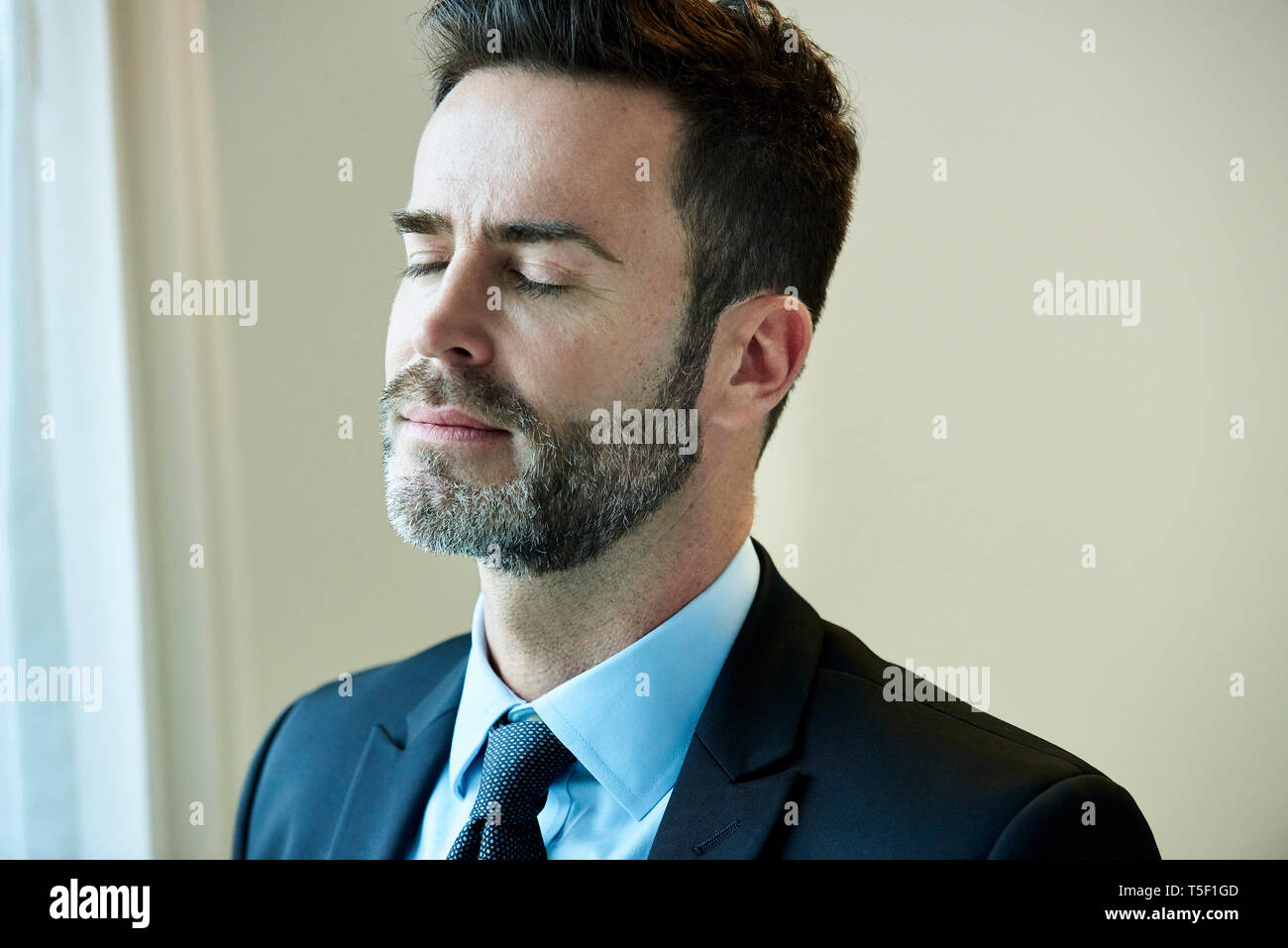 Nachdenklich Geschäftsmann stehen im Hotel Stockfoto