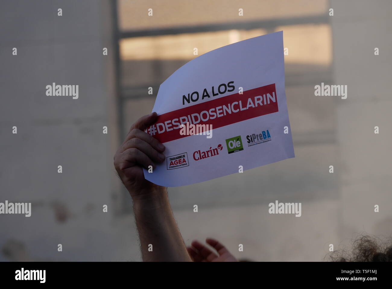 Argentinien Krise: Protest der Zeitung Clarín (AGEA SA) Arbeitnehmer vor Entlassung in Buenos Aires, Argentinien. 20. April 2019. Stockfoto