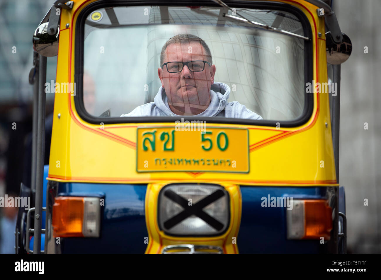 Essex Geschäftsmann Matt Everard während der tuk tuk Weltrekord Versuch Ankündigung und Demonstration in Canary Wharf, London. Der Geschäftsmann versucht, einen neuen Weltrekord in einem Tuk Tuk auf elvington Flugplatz in North Yorkshire, am 13. Mai. Stockfoto