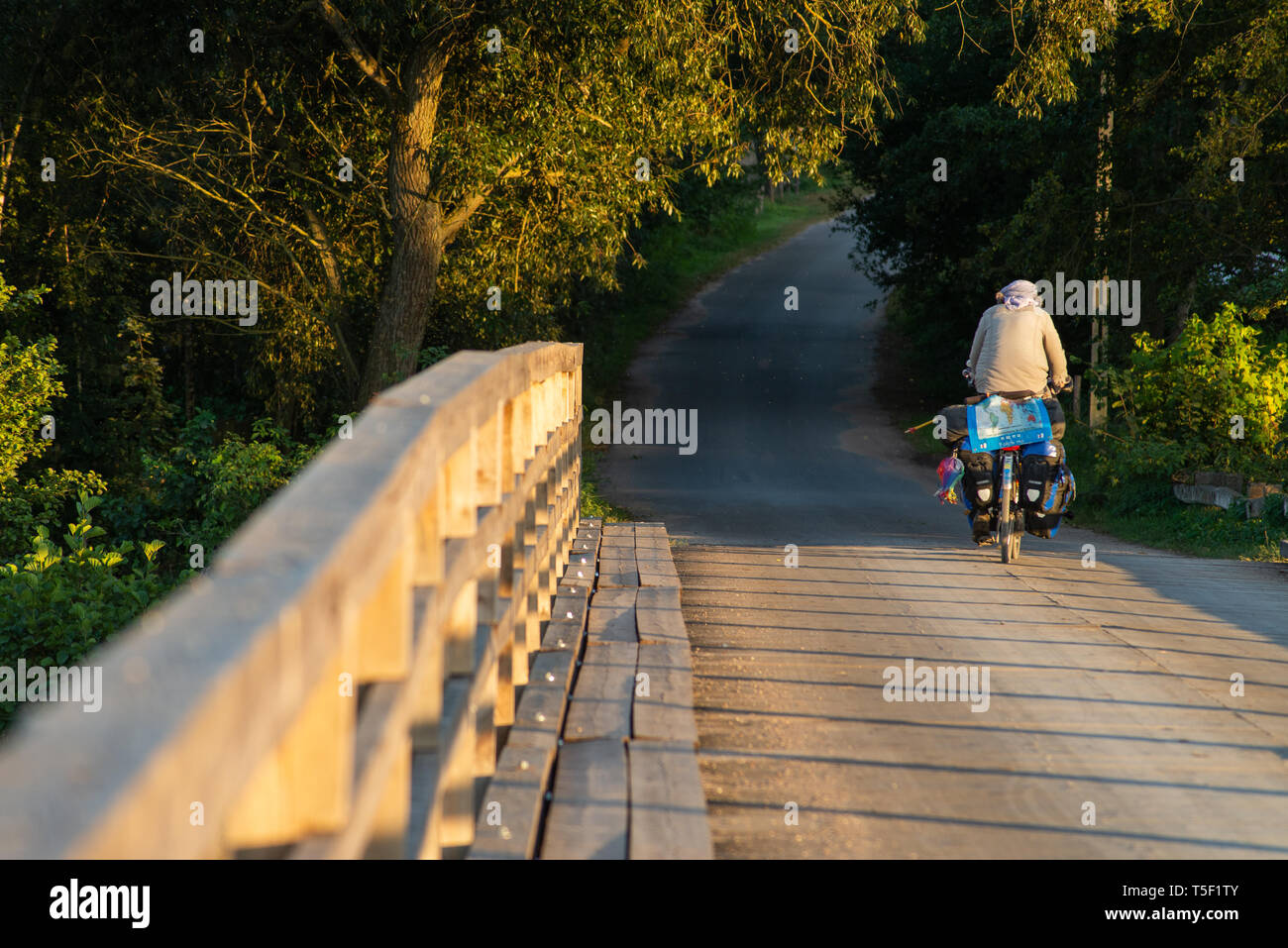 Mit dem Fahrrad um die Welt, Radfahrer auf grün Velo. Stockfoto