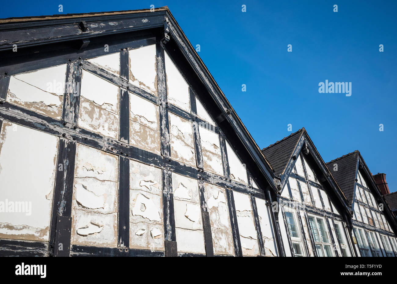 Eine Reihe von Holz gerahmt mock Tudor Gable End in der Notwendigkeit der Reparatur. Stockfoto