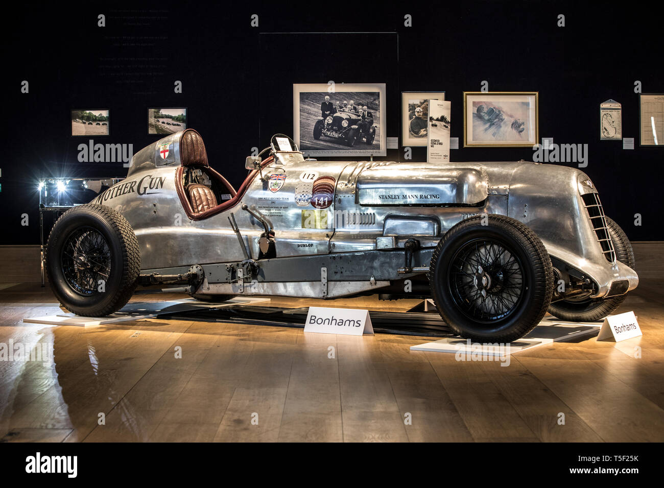 Vorschau von "Zeitalter der Endeavour' Ausstellung zu Bentley bei Bonhams gewidmet, mit Bentley Team Auto "Gewehr" 1928 Le Mans Sieger. Stockfoto