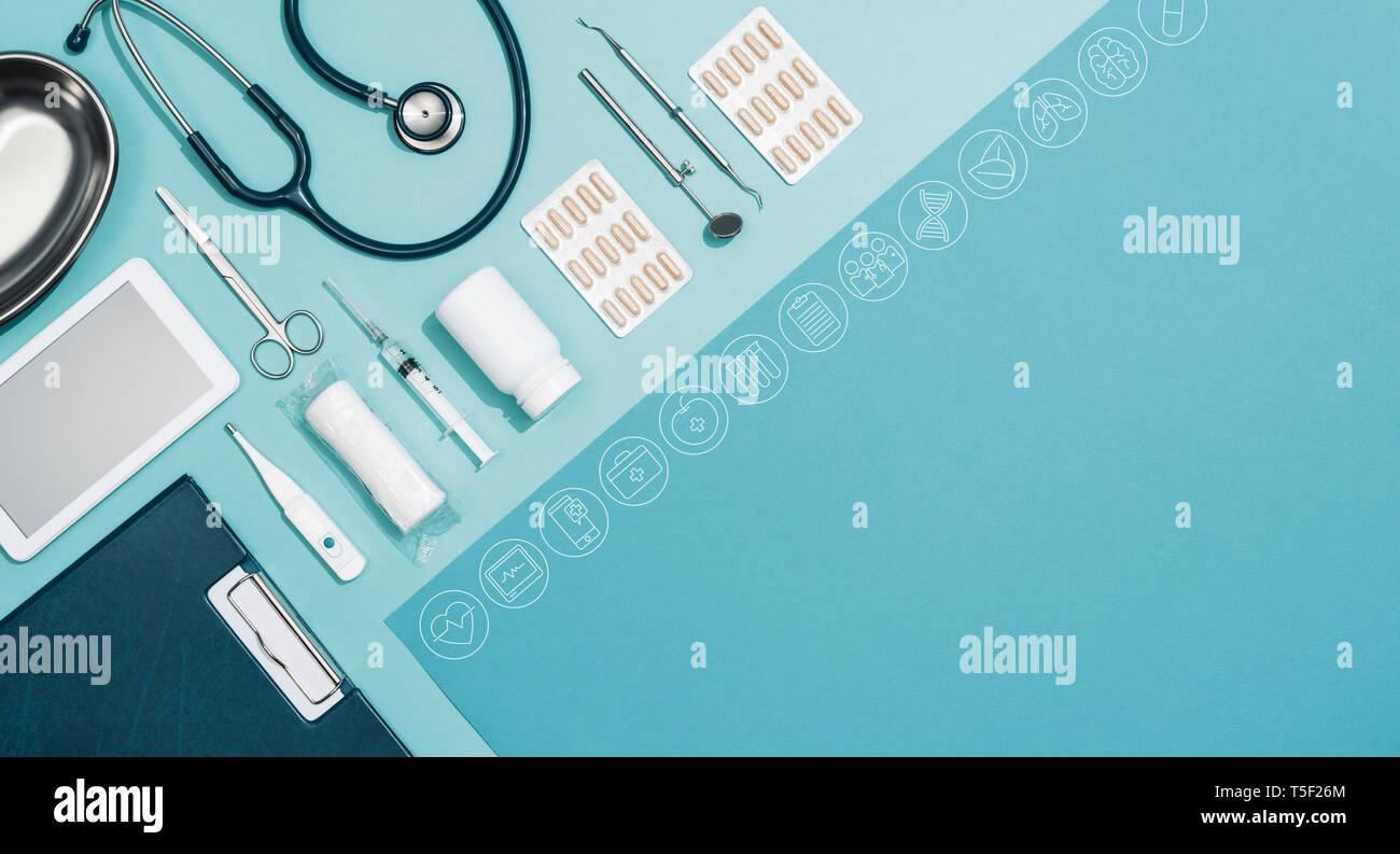 Arzt Werkzeuge und medizinisches Zubehör auf einen Schreibtisch, eine leere Kopie Raum, Medizin und Gesundheitswesen Konzept Stockfoto