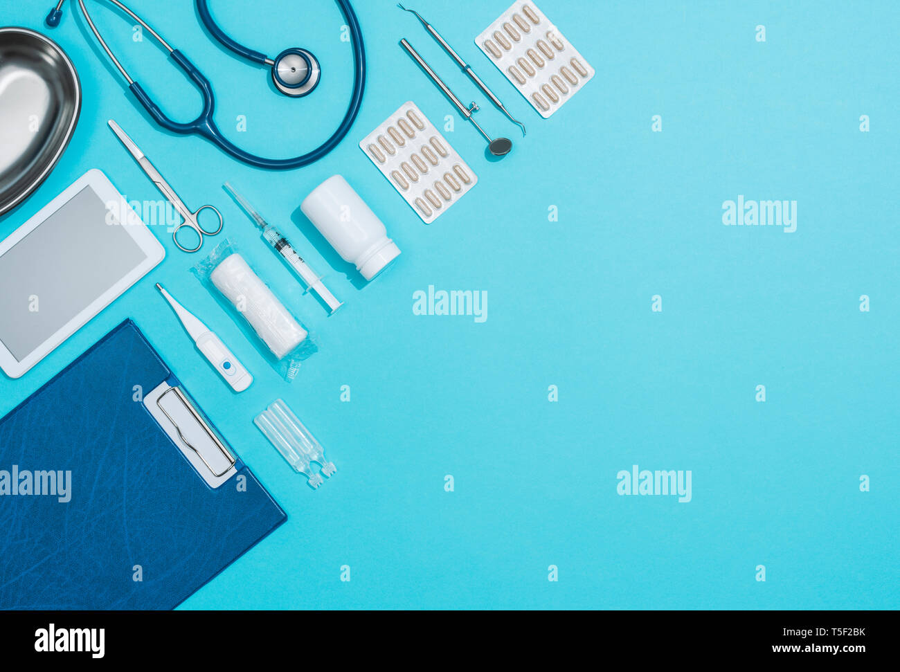 Arzt Werkzeuge und medizinisches Zubehör auf einen Schreibtisch, eine leere Kopie Raum, Medizin und Gesundheitswesen Konzept Stockfoto