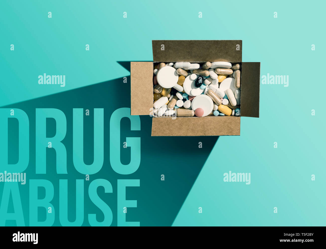 Lieferung mit verschiedene verschreibungspflichtige Medikamente und Drogen: Selbstmedikation, Sucht und Drogenmissbrauch Konzept Stockfoto