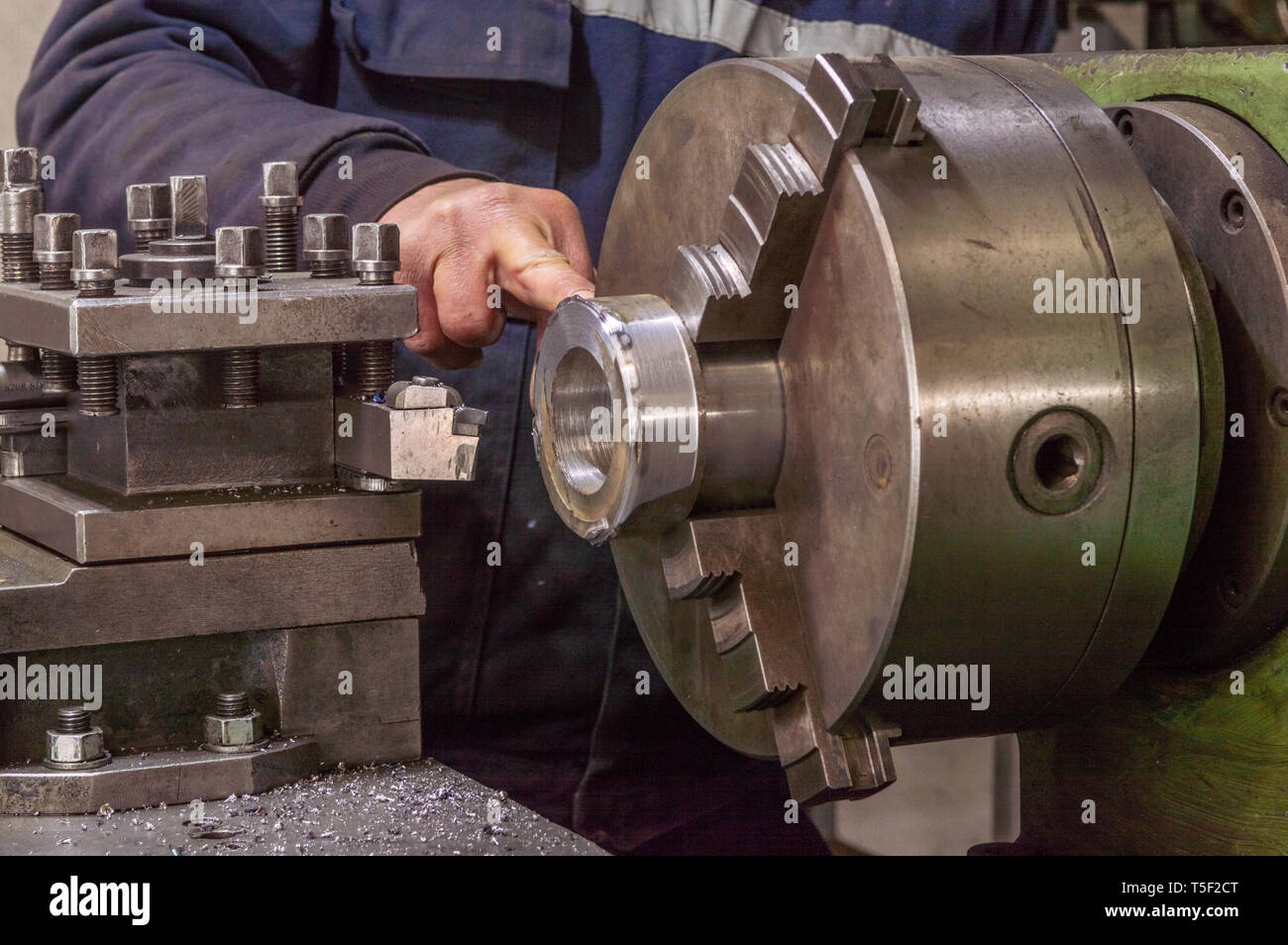 Blue-collar-Maschinenbediener arbeiten mit Drehbank Maschine in einer Fabrik. Stockfoto