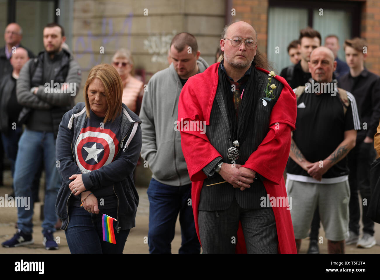 Trauernde hören die Trauerfeier der ermordeten Journalistin Lyra McKee außerhalb St. Anne's Cathedral in Belfast. Stockfoto