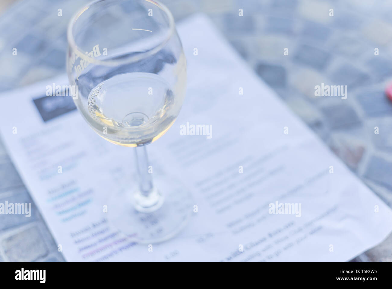 Close-up ein Glas süßen Weißwein und Degustationsmenü mit Preis an den lokalen Weingut in Nordtexas, Amerika Stockfoto