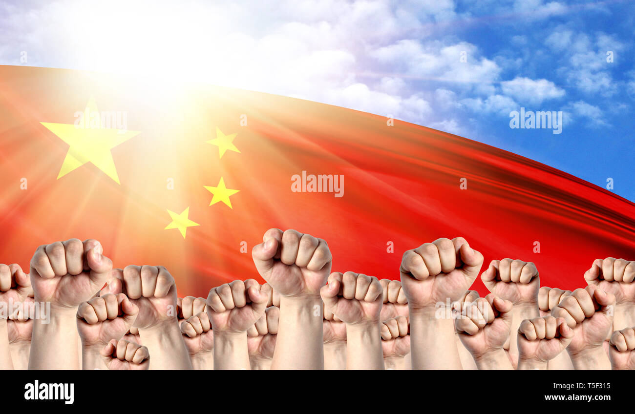 Tag der Arbeit Konzept mit den Fäusten der Männer vor dem Hintergrund der Flagge von China Stockfoto