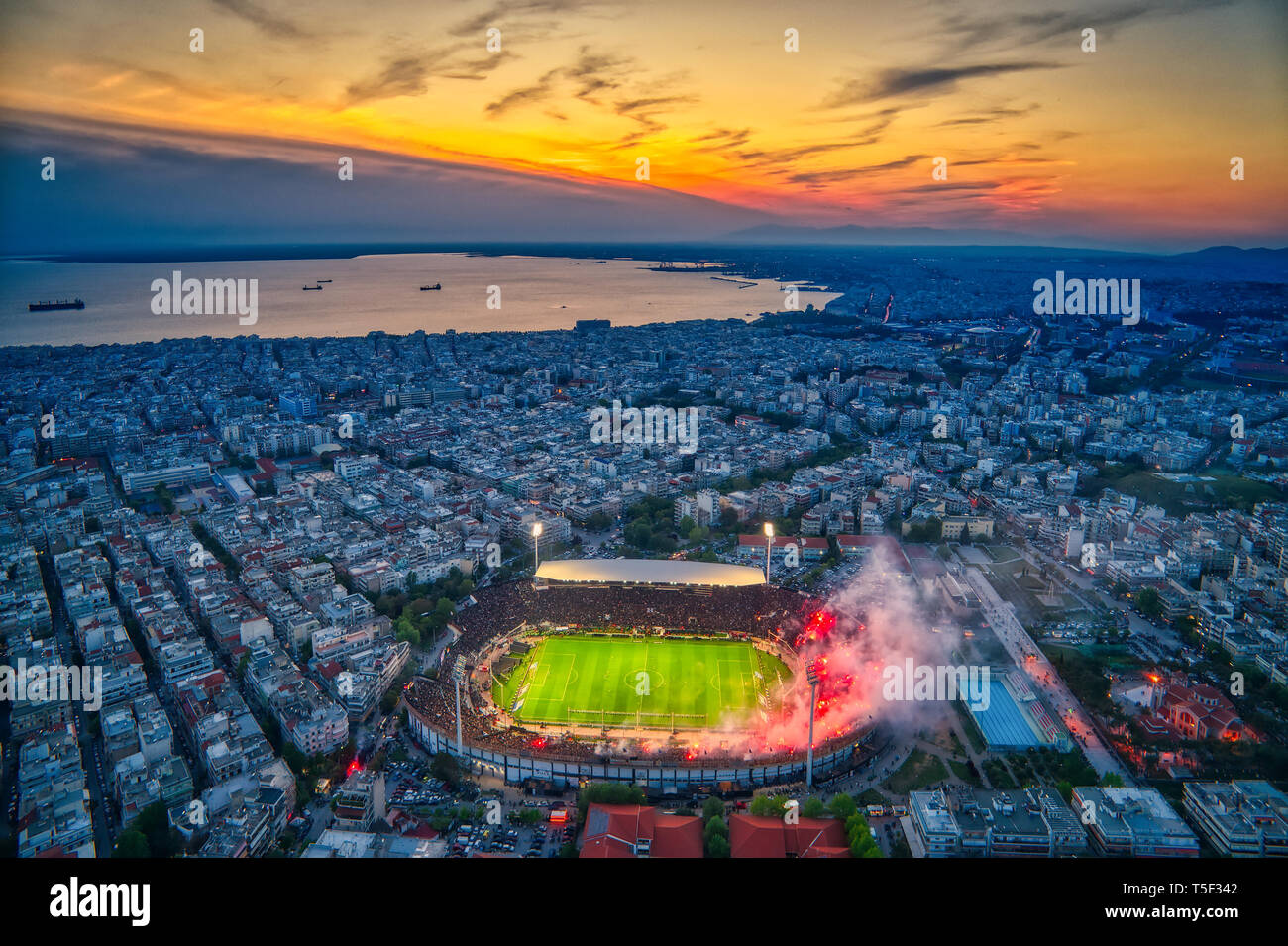 Thessaloniki, Griechenland, 21. April 2019: Antenne schießen Der Toumba-quellen Stadion voller Fans von PAOK feiert den Sieg der griechischen Super League champi Stockfoto