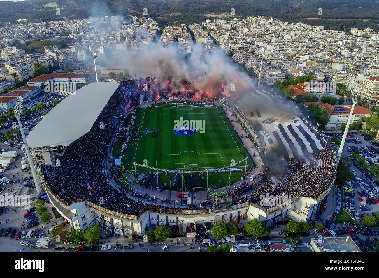 Thessaloniki, Griechenland, 21. April 2019: Antenne schießen Der Toumba-quellen Stadion voller Fans von PAOK feiert den Sieg der griechischen Super League champi Stockfoto