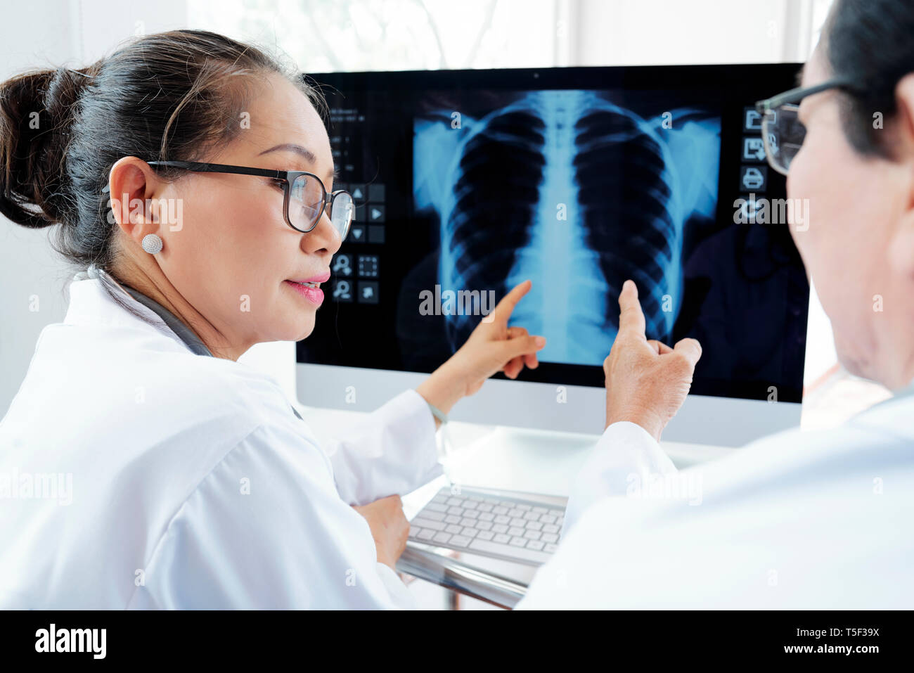 Radiologen diskutieren Chest X-Ray Stockfoto