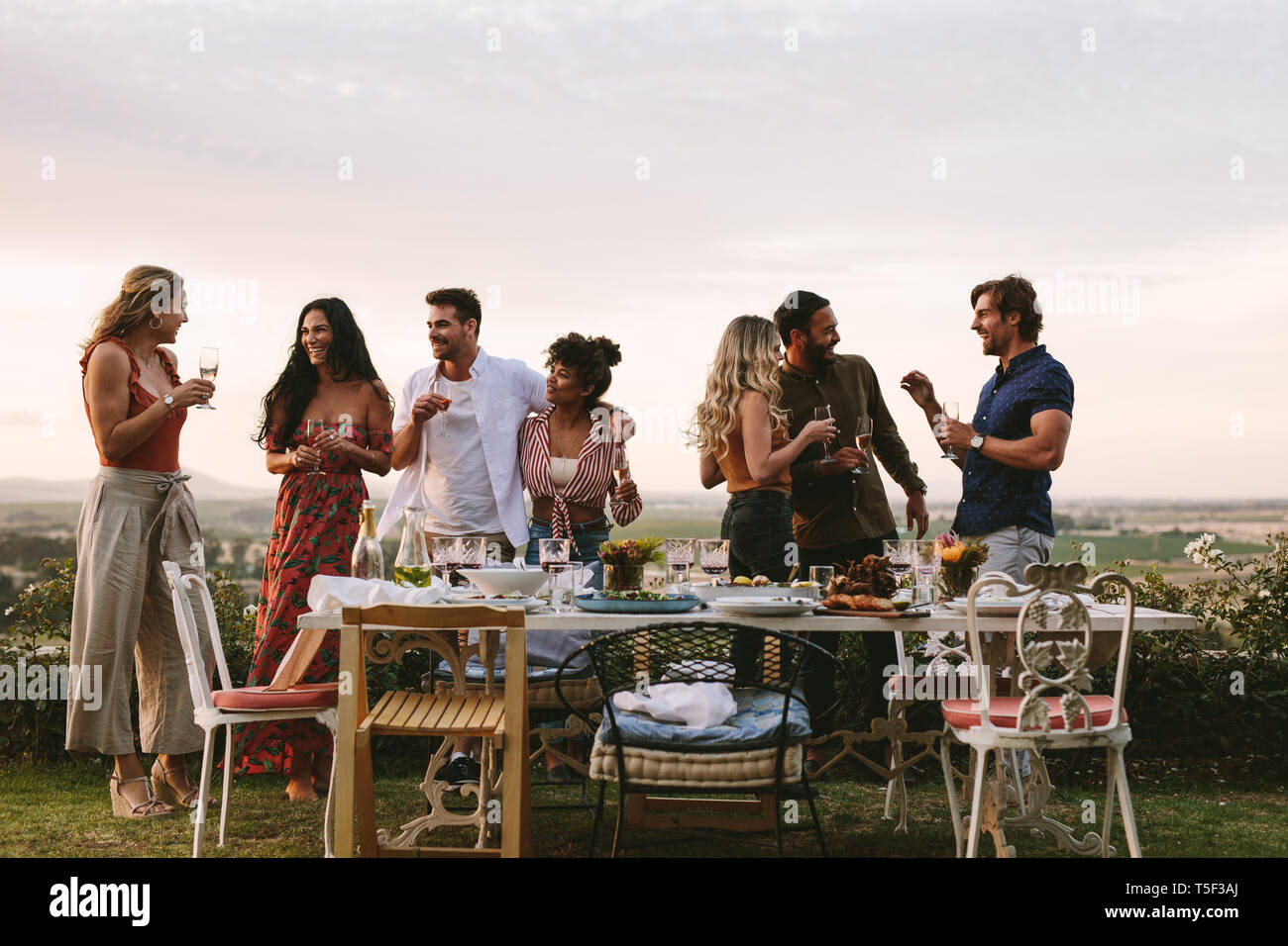 Gruppe von Freunden Getränke in bei Party im Garten. Millennials genießen Dinner Party im Freien. Stockfoto