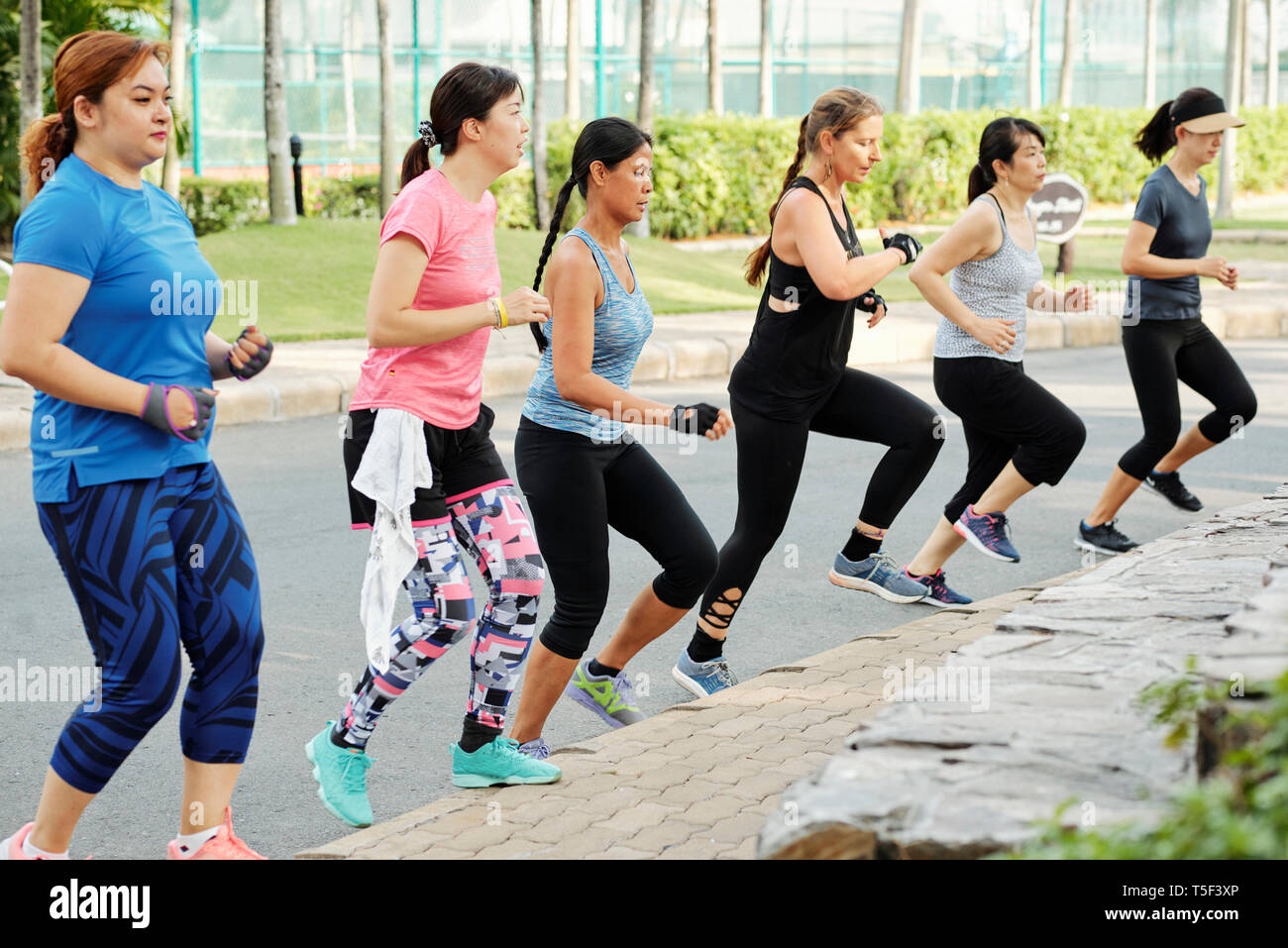 Frauen laufen im Freien Stockfoto