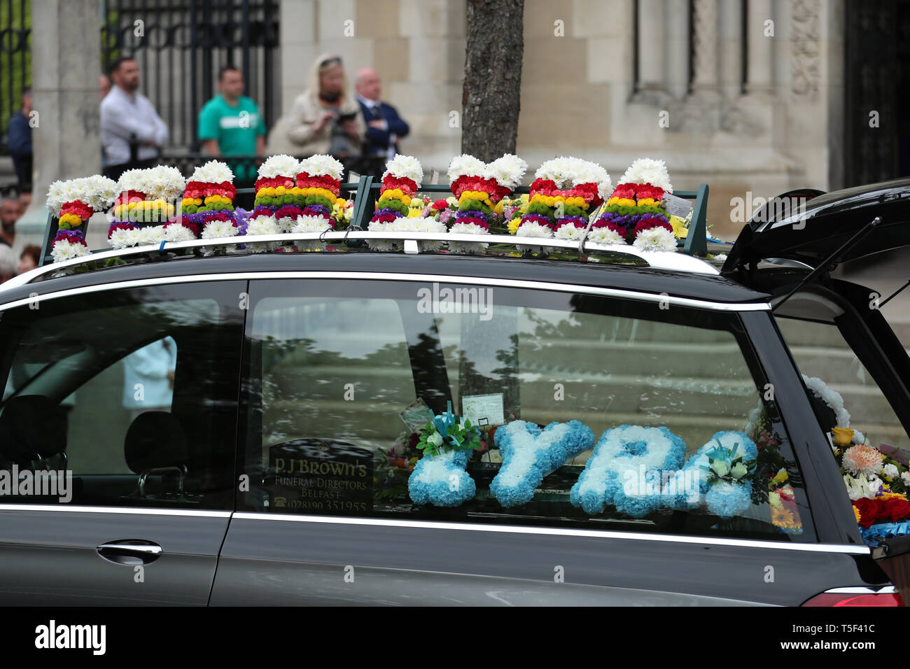 Der leichenwagen mit floral Tribute außerhalb der Trauerfeier der ermordeten Journalistin Lyra McKee außerhalb St. Anne's Cathedral in Belfast. Stockfoto