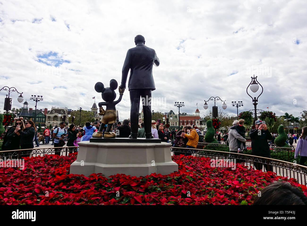 Orlando, FL/USA - 02/10/18: Horizontal zurück Ansicht von Walt Disney und Mickey Mouse Partner Statue mit Blick auf Main Street USA in Disney World. Stockfoto