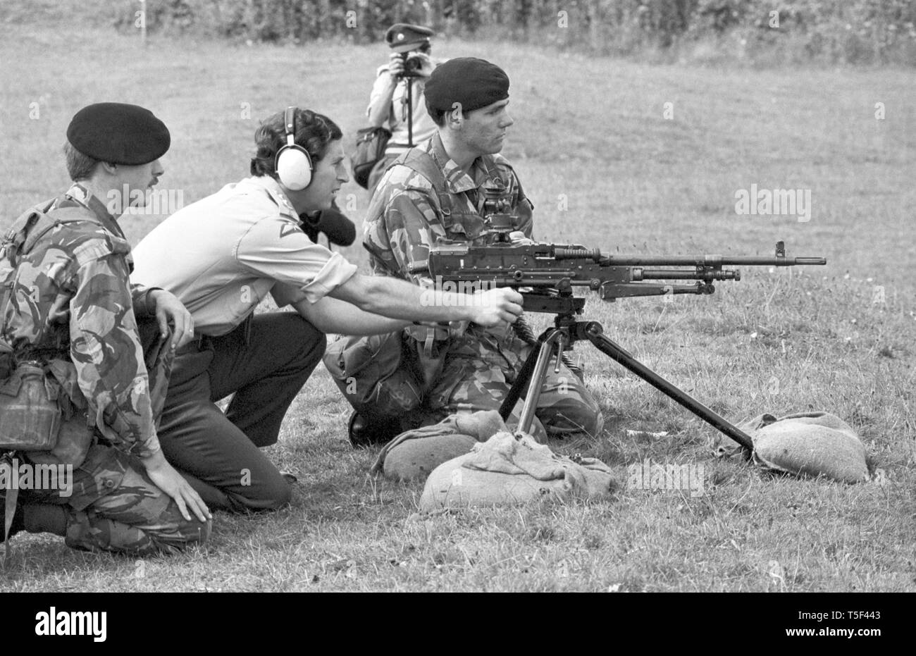 Prinz Charles, Gehörschutz, bereitet ein Stoß von einem Gpmg (General Purpose Machine Gun) bei Aliwal Kasernen, Tidworth, Hampshire. Prinz Charles, der Oberst-in-Chief des Cheshire Regiment, besuchte die 1.Bataillon in der Kaserne von Lady Diana Spencer begleitet. Stockfoto