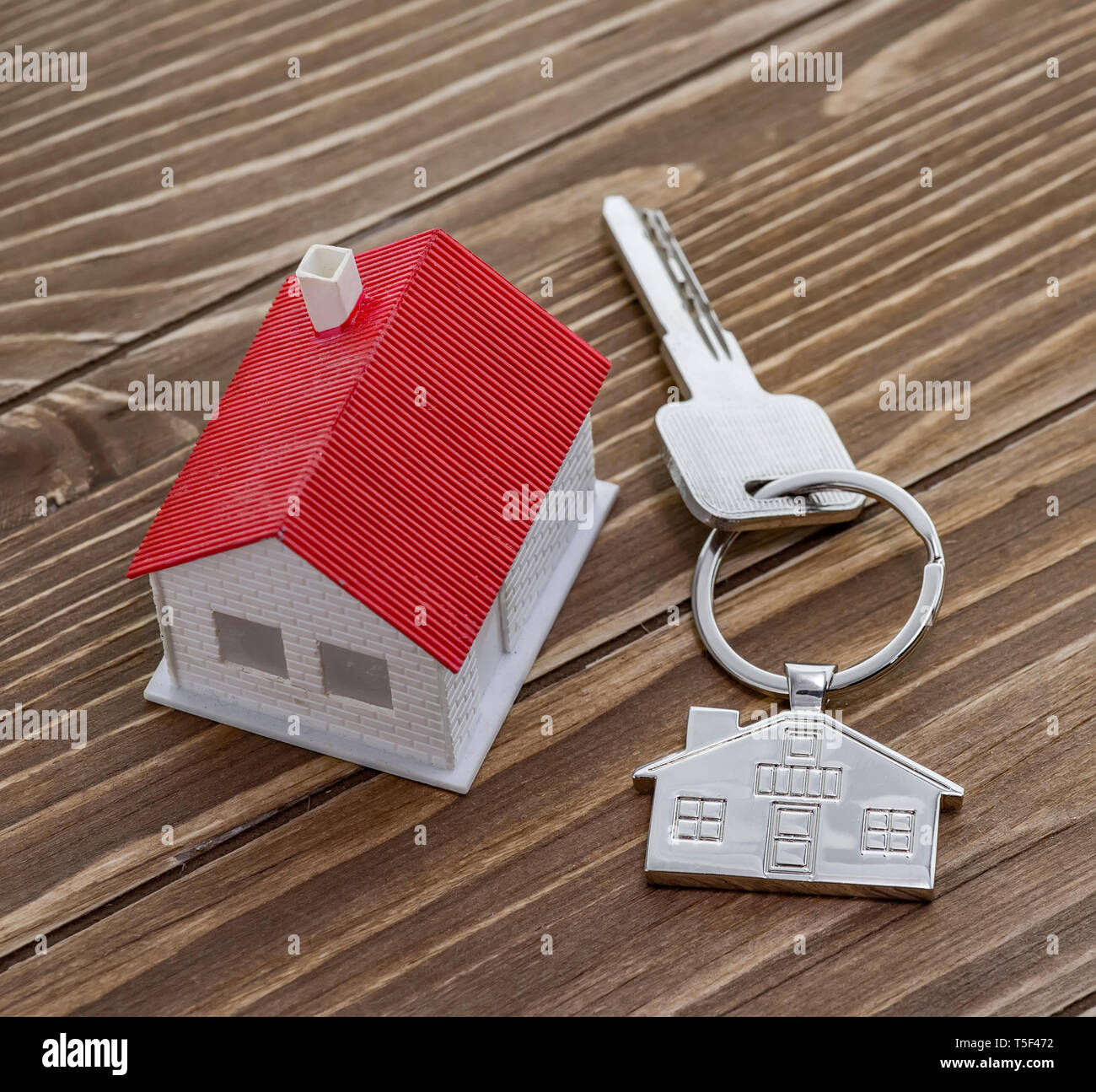 Schlüsselanhänger mit Haus Symbol und Schlüssel, Immobilien Konzept Stockfoto