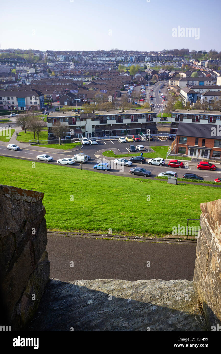 Mit Blick auf den Bogside Bereich in den dicht besiedelten hauptsächlich katholischen Bereich Freien Londonderry Derry von der Stadtmauer Stockfoto