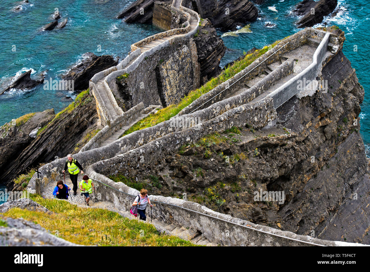 Zickzackkurs auf die kleine Insel in der Nähe von Bakio Gaztelugatxe, Costa Vasca, Golf von Biskaya, Baskenland, Spanien Stockfoto