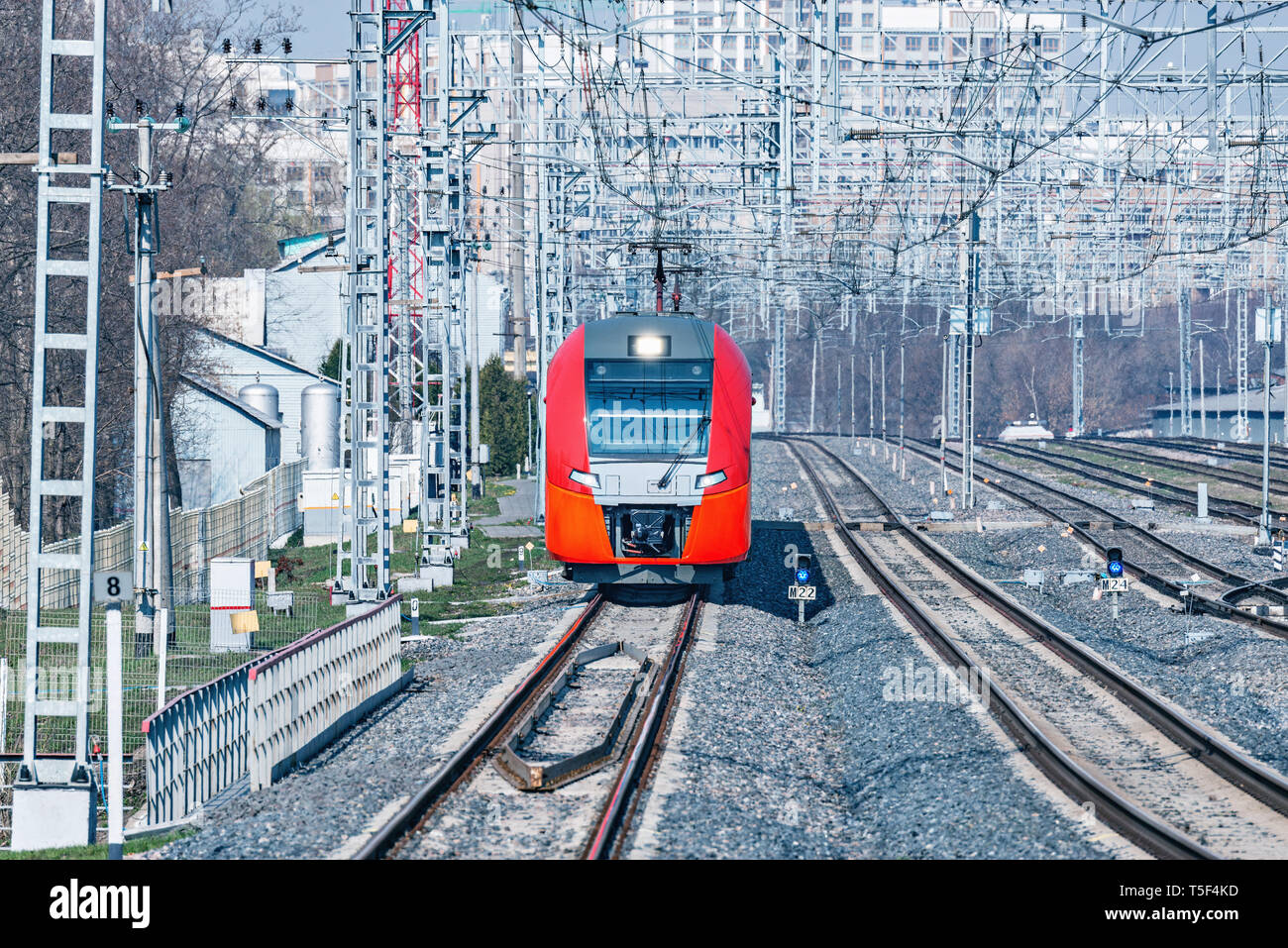 Moderne high speed Zug kommt auf die Station am Tag Zeit. Moskau. Russland. Stockfoto