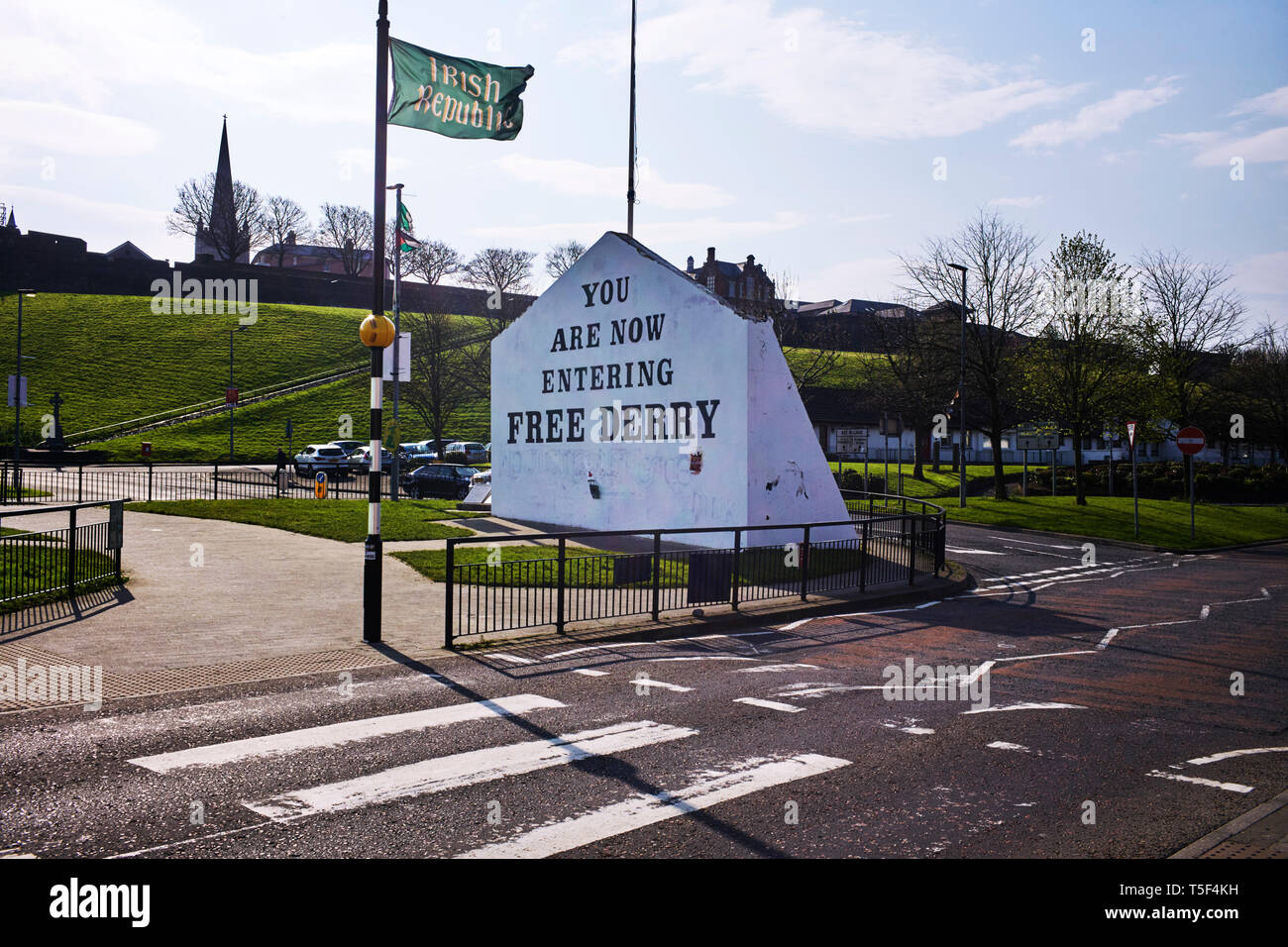 Berühmte Slogan malte auf den Eingang zu Free Derry mit den Wänden von Londonderry im Hintergrund Stockfoto