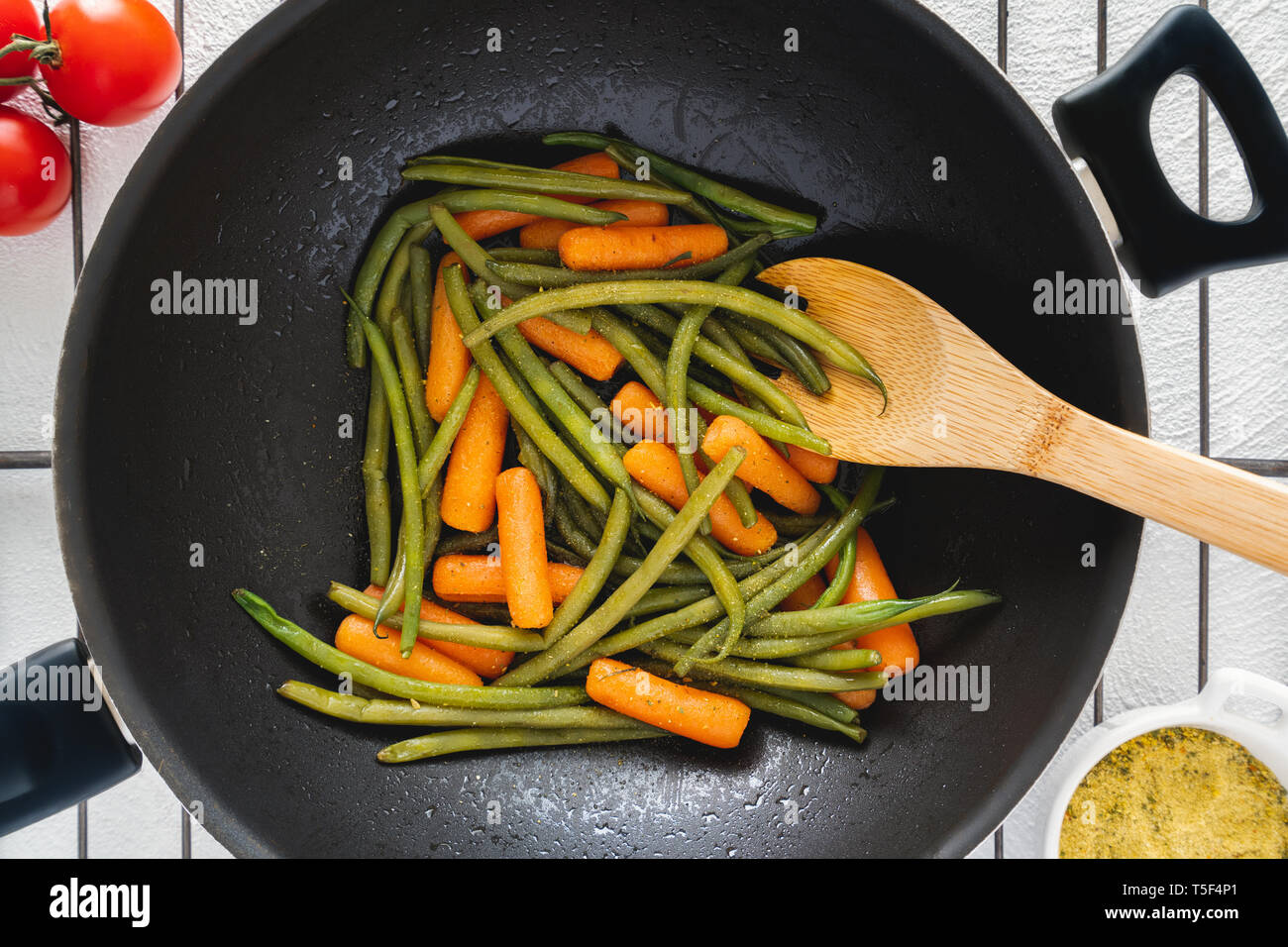 Dünne französische Grüne Bohnen (oder Haricots Verts) mit Möhren gebraten  auf Pfanne Stockfotografie - Alamy