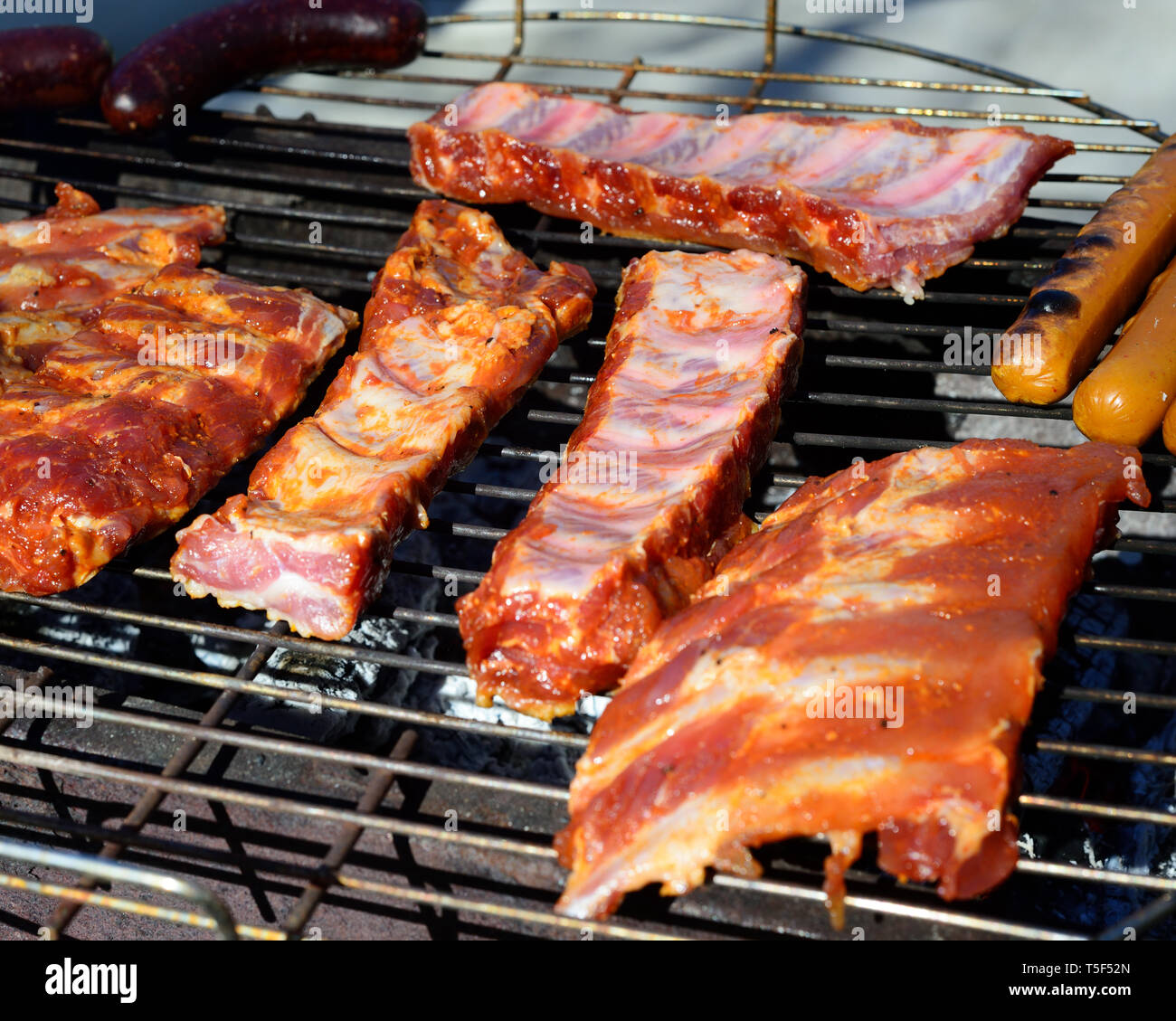Gegrillte Schweinerippchen schläfrig und Würstchen, Ansicht schließen Stockfoto