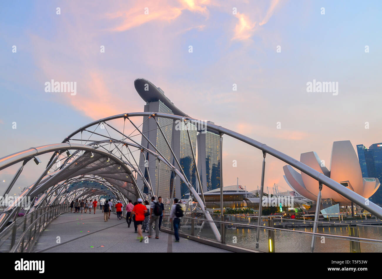 Helix Bridge, der Marina Bay in Singapur Stockfoto