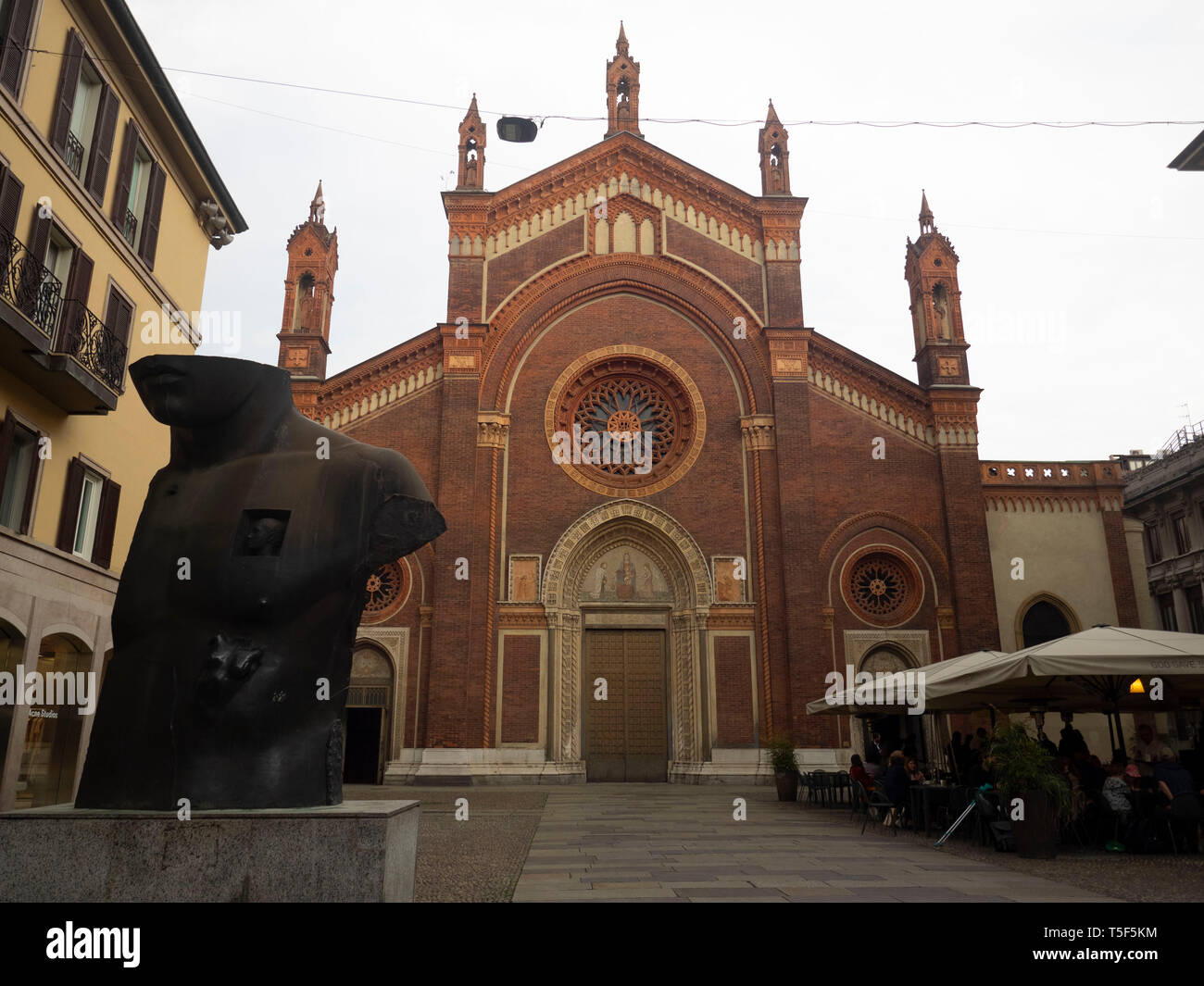 Mailand, Italien: 16. April 2019: Outdoor Skulptur Brust in der Hälfte von Igor Mitoraj vor der Kirche Chiesa di Santa Maria del Carmine in Brera Viertel von Stockfoto