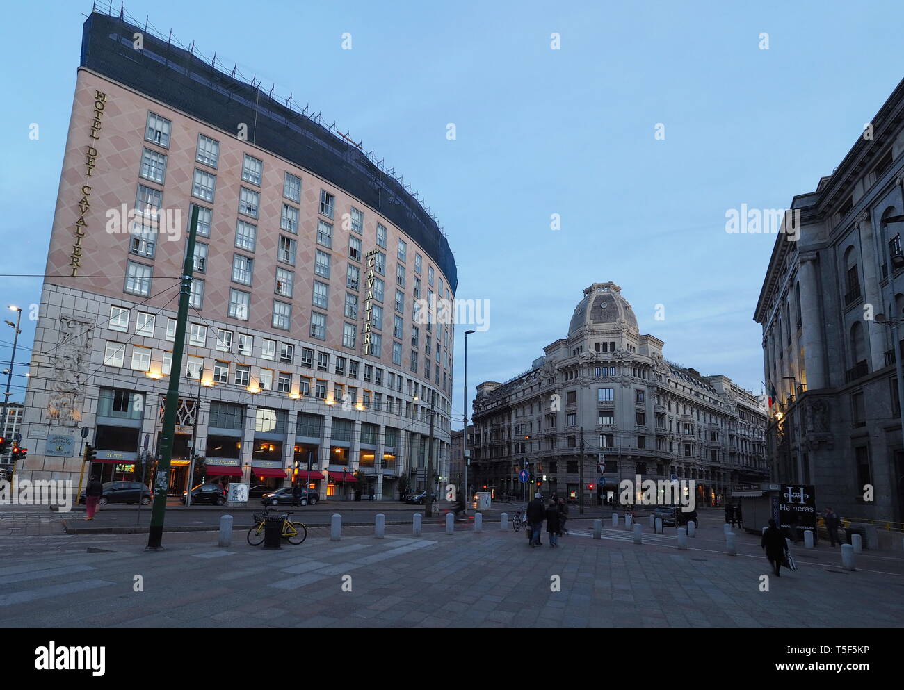 Milano, Italien: 10 Mars 2019: Blick auf die Piazza Giuseppe Missori mit Menschen in der Innenstadt von Mailand. Lombardei, Italien. Stockfoto