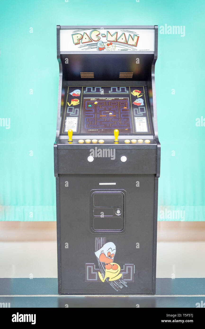 TERRASSA, SPANIEN - 19. MÄRZ 2019: Pac-Man Arcade/coin-op-Maschine im Nationalen Museum für Wissenschaft und Technologie von Katalonien Stockfoto