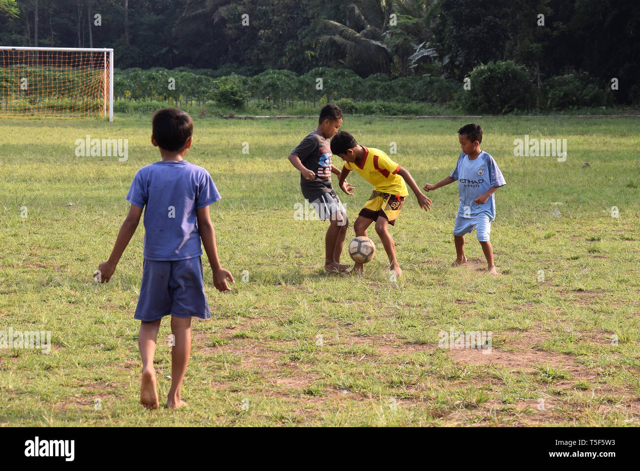 Wm-Fieber zu entfernten Teilen des Landes, Kinder des Dorfes genießen wirklich Fußball spielen mit ihren Freunden Stockfoto