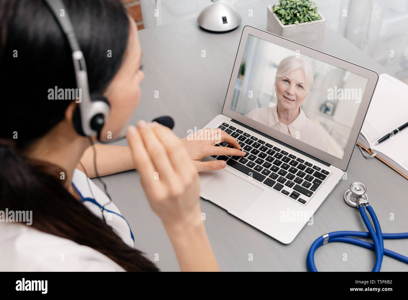 Arzt im Gespräch mit einem älteren Patienten. Telemedizin Konzept Stockfoto