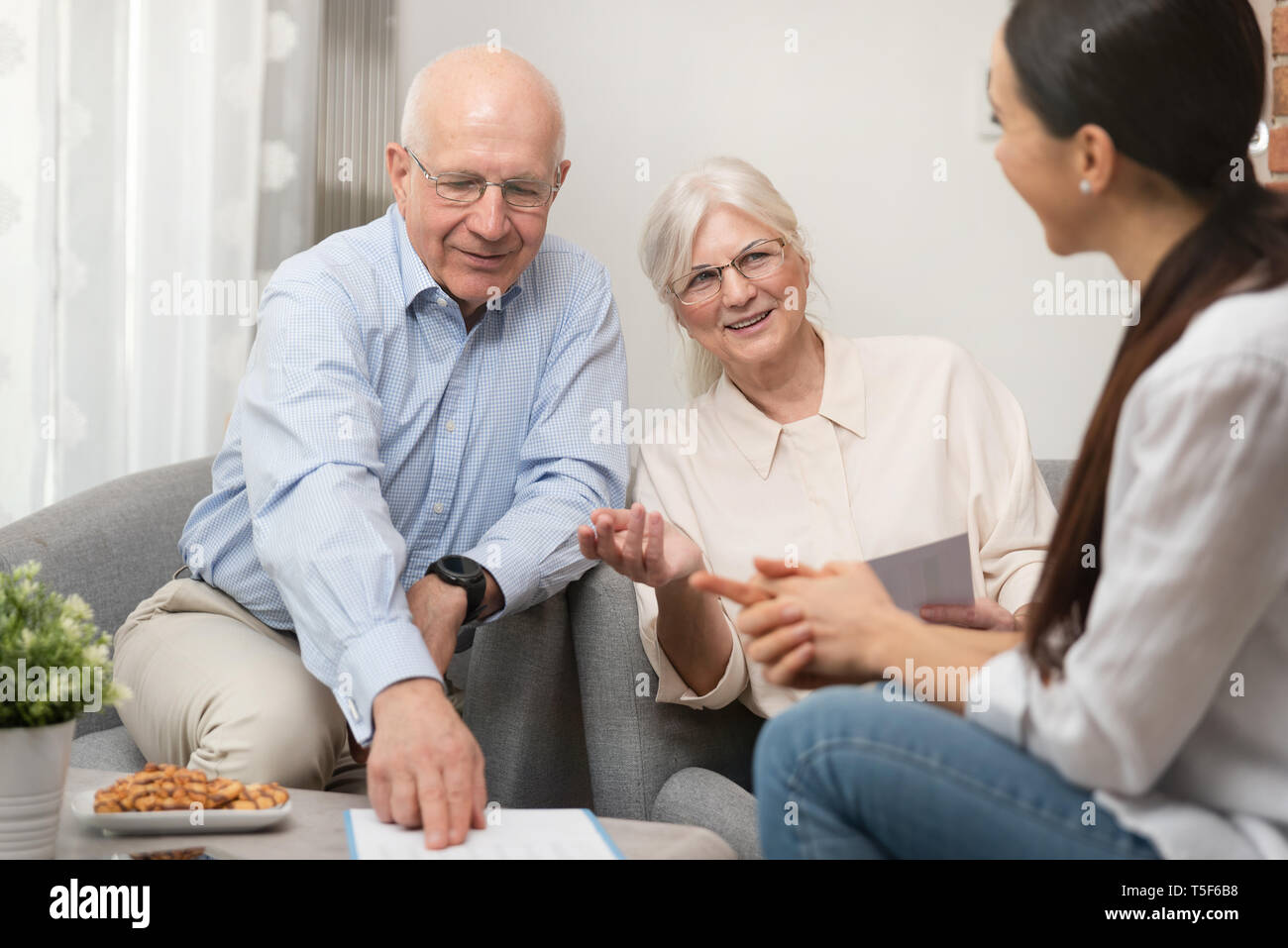 Älteres paar planen ihre Investitionen mit Finanzberater Stockfoto