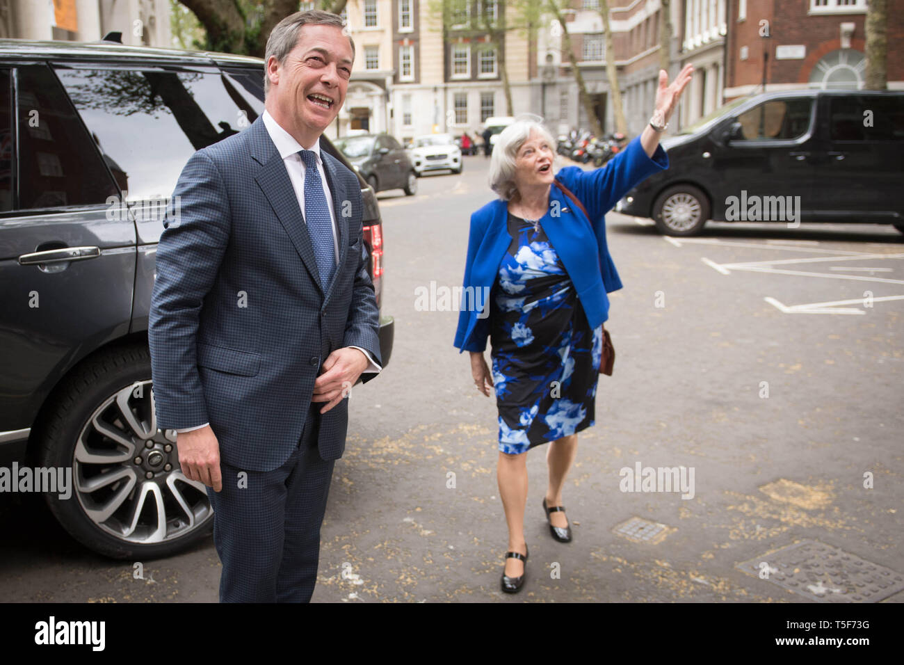 Führer der Partei Brexit Nigel Farage mit ehemaligen Tory minister Ann Widdecombe, die von den Konservativen Bruised die Brexit Partei, in Westminster, London zu verbinden hat. Stockfoto
