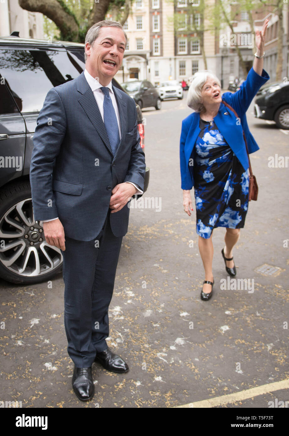 Führer der Partei Brexit Nigel Farage mit ehemaligen Tory minister Ann Widdecombe, die von den Konservativen Bruised die Brexit Partei, in Westminster, London zu verbinden hat. Stockfoto