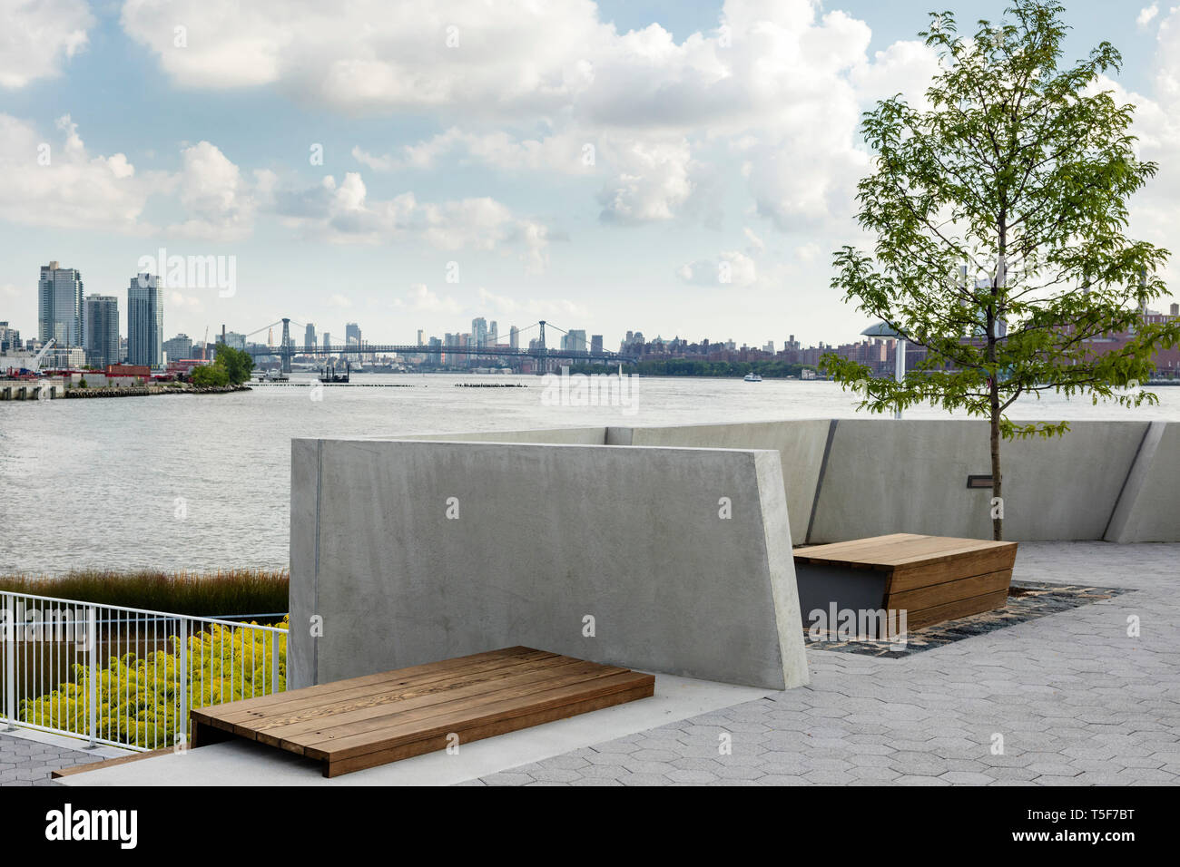 Sitzgelegenheiten in der Nähe der Bootsanlegestelle. Hunters Point South Park, New York, United States. Architekt: SWA/Balsley in Zusammenarbeit mit Weiss/Manfredi, 20. Stockfoto