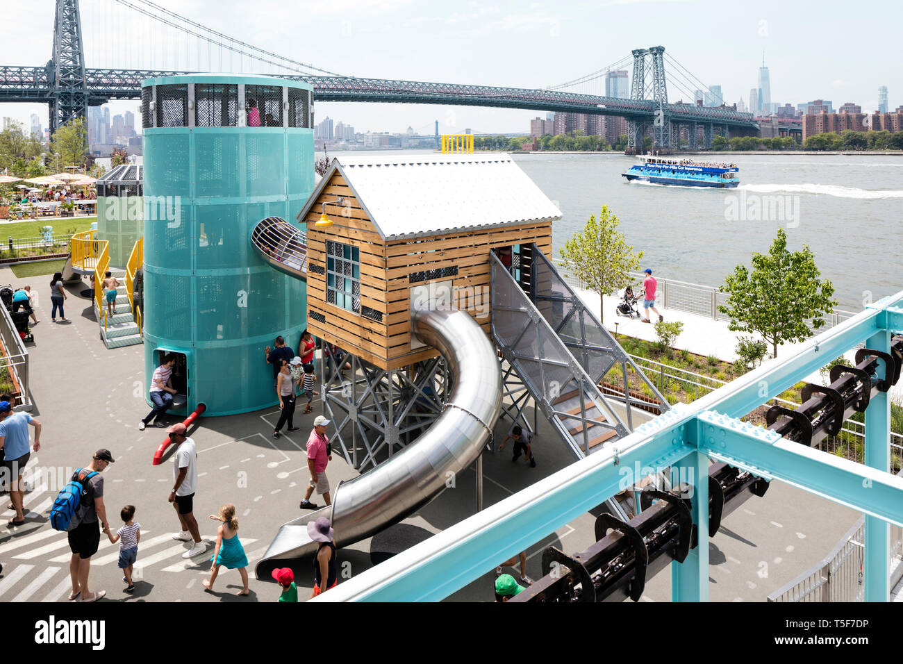 Kinderspielplatz, entworfen von dem Künstler Mark Reigelman eine Zuckerraffinerie zu ähneln. Domino Park, Brooklyn, USA. Architekt: James Corne Stockfoto