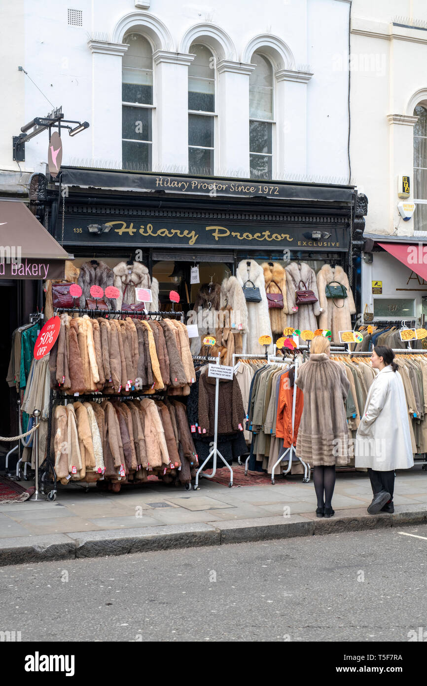 Vintage Pelzmäntel außerhalb Hilary Proctor shop entlang der Portobello Road. Notting Hill, West London. Großbritannien Stockfoto