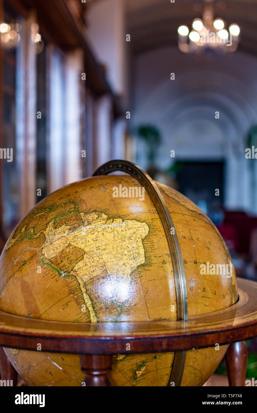 Old Globe auf Bücherregal Hintergrund mit selektiven Fokus und Retro Stil Wissenschaft. Stockfoto