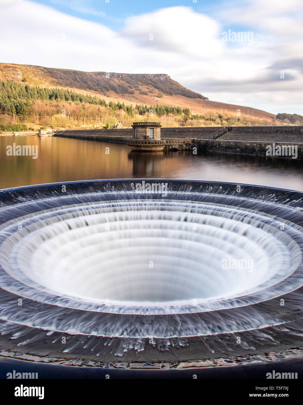 Der überlauf Loch an Ladybower Reservoir, Derwent Valley Nationalpark Peak District, Derbyshire, Großbritannien Stockfoto