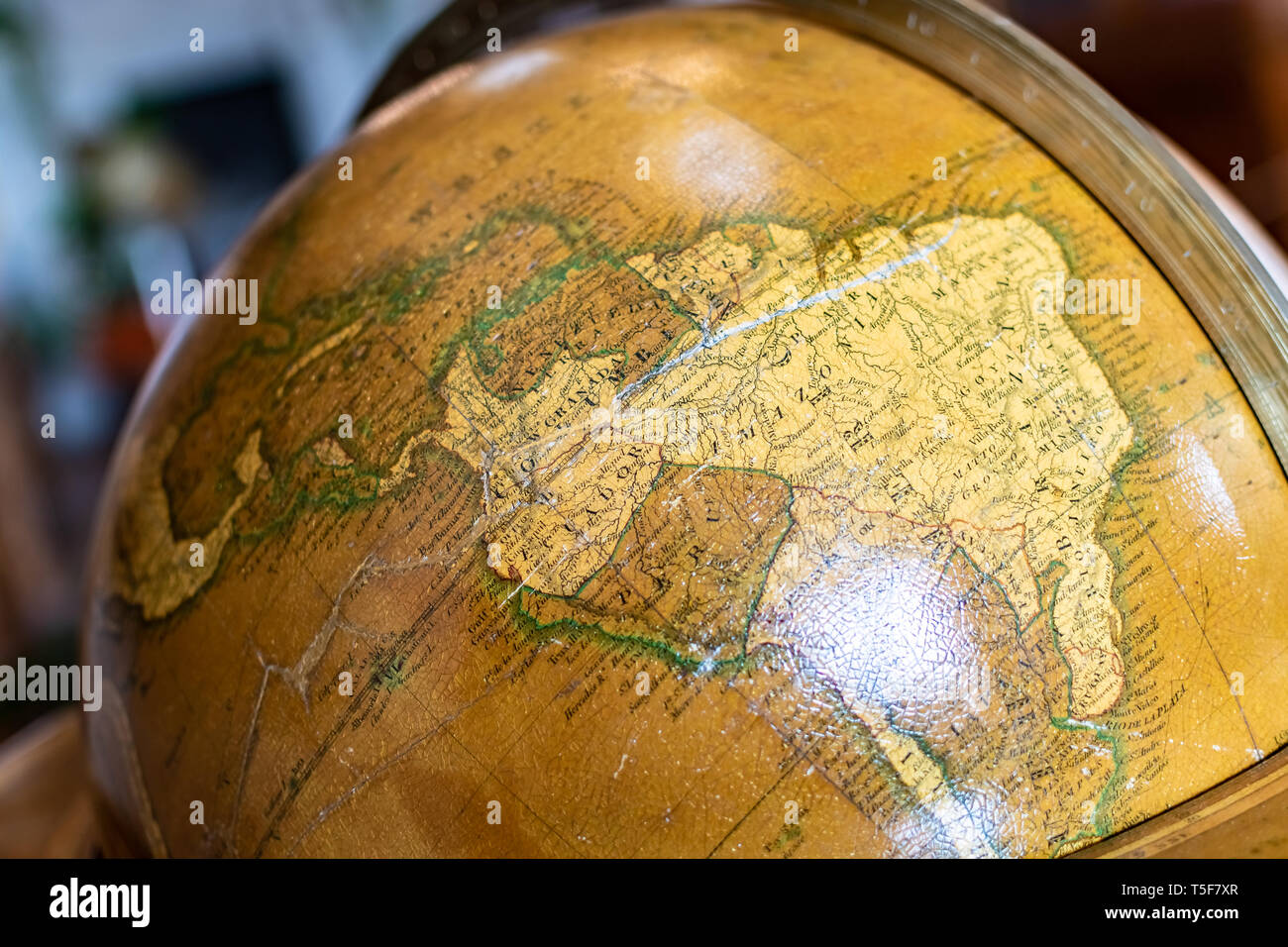 Old Globe auf Bücherregal Hintergrund mit selektiven Fokus und Retro Stil Wissenschaft. Stockfoto