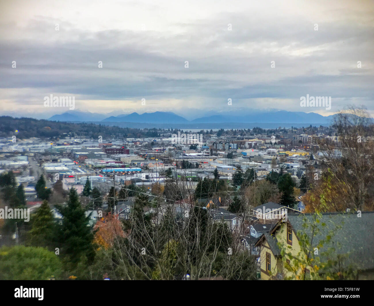 Berge in Wolken über einem Viertel Stockfoto