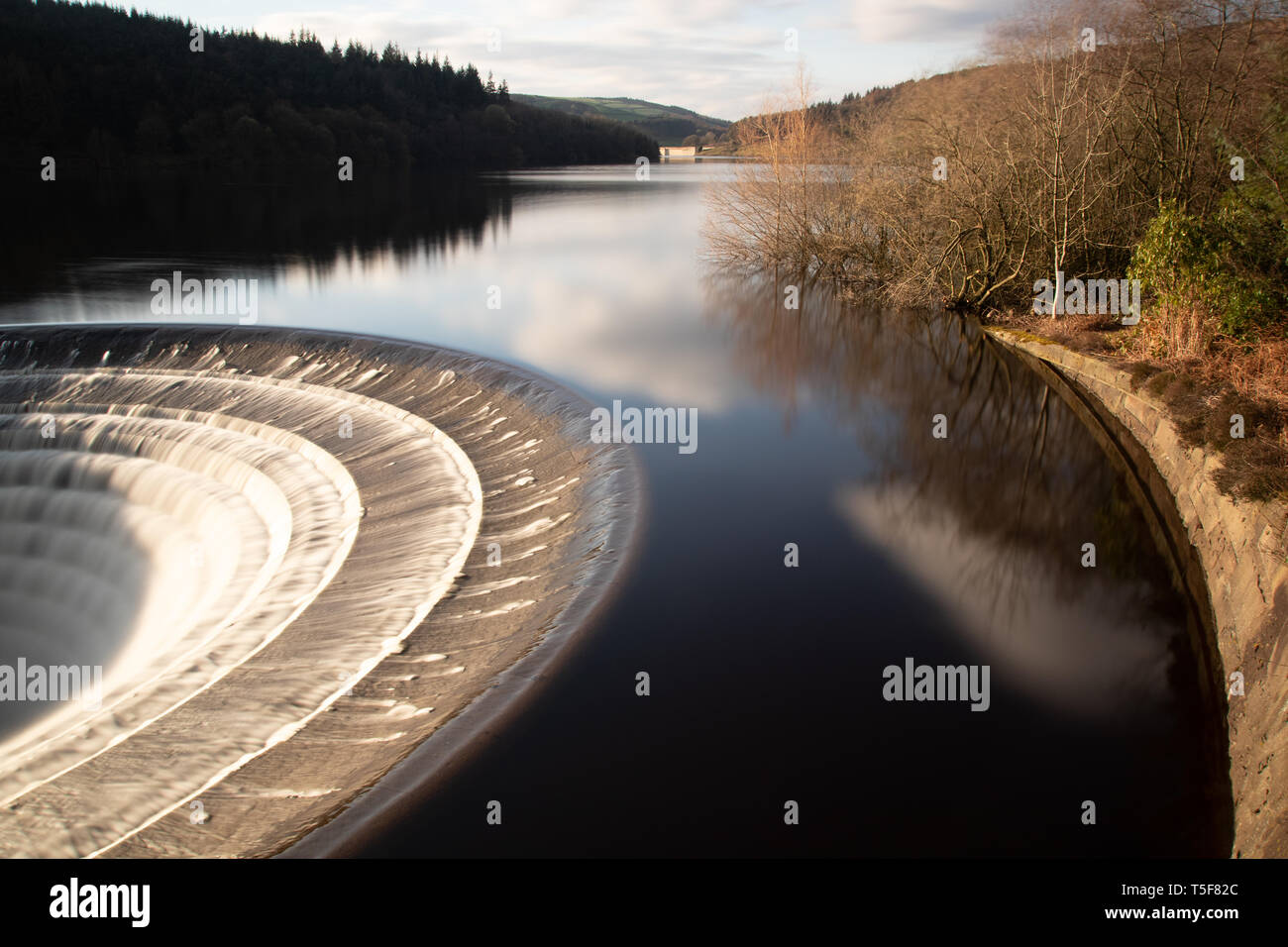 Der überlauf Loch an Ladybower Reservoir, Derwent Valley Nationalpark Peak District, Derbyshire, Großbritannien Stockfoto