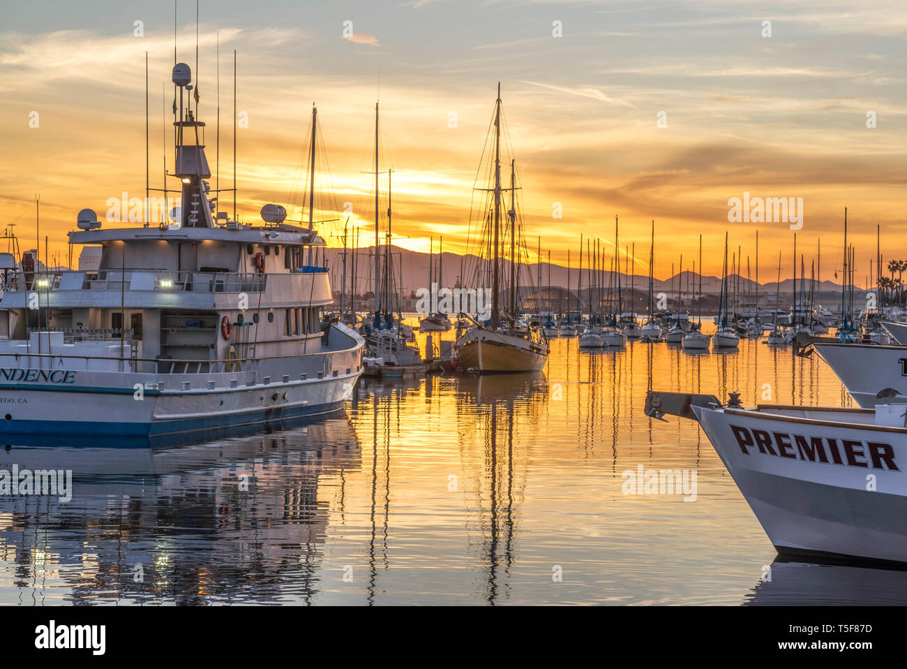 Boote im Hafen von San Diego bei Sonnenaufgang. Stockfoto