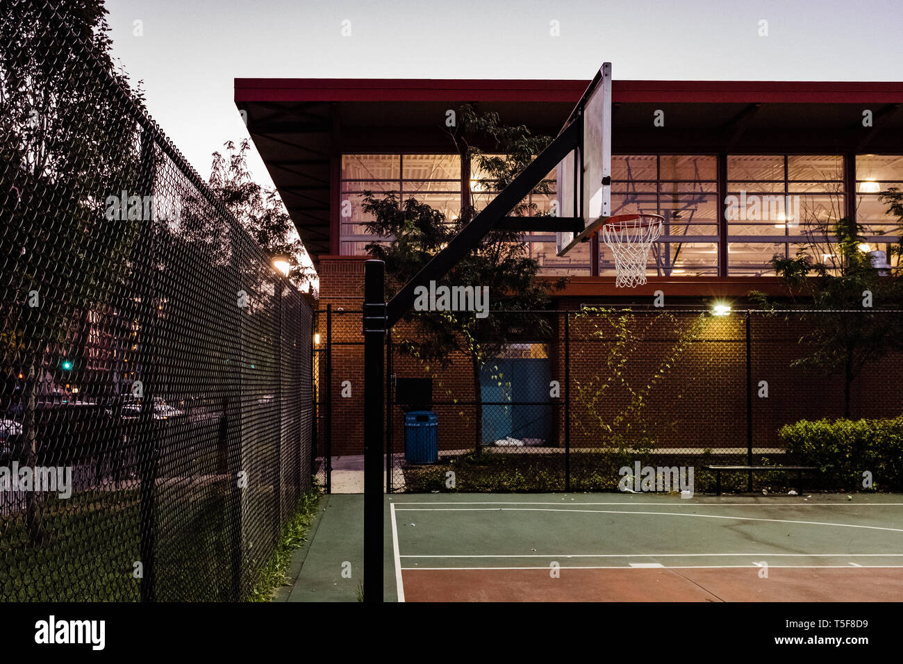 Basketball Court am DC-Volksschule Stockfoto