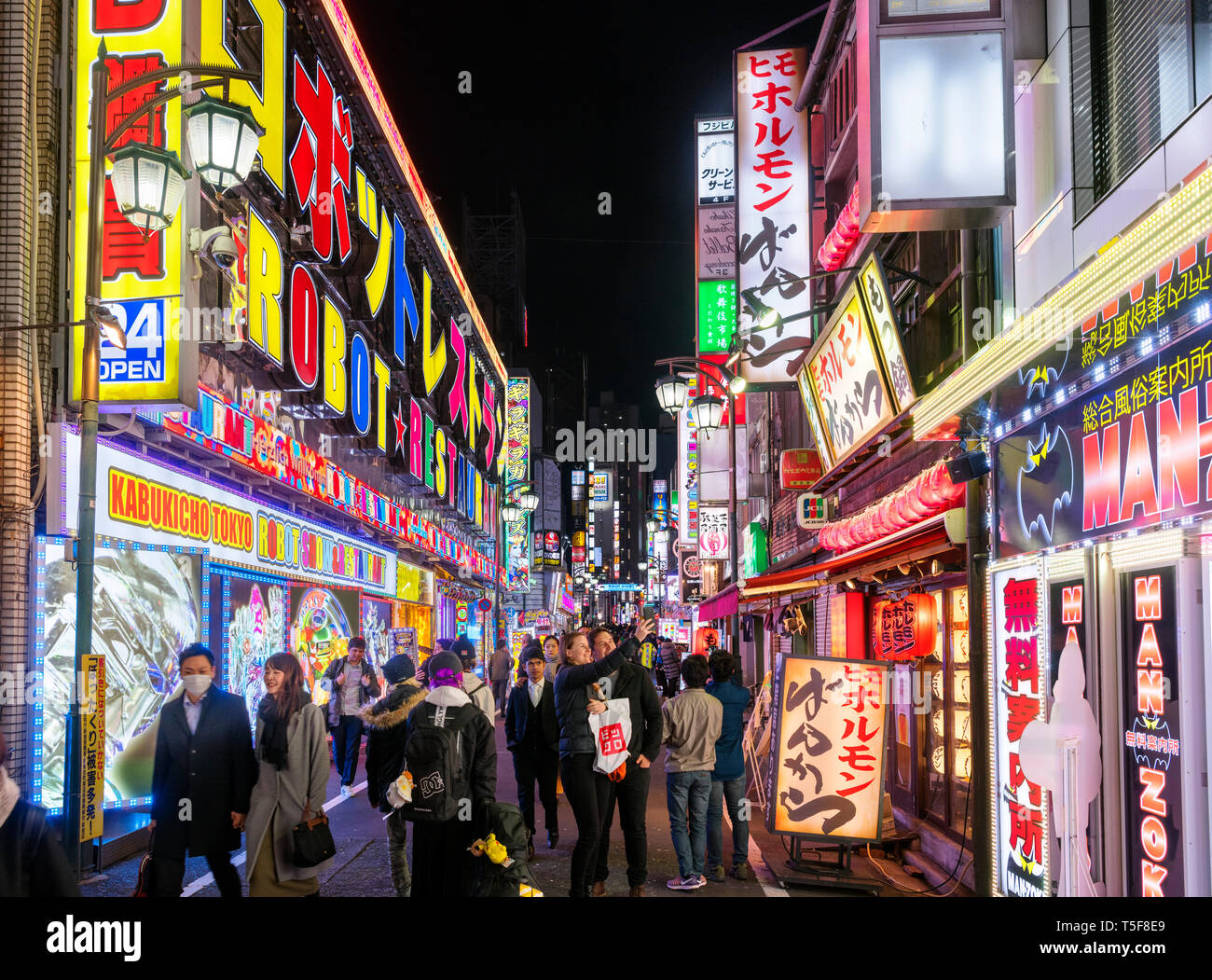 Kabukicho, Tokio. Der Roboter Restaurant und anderen Läden und Restaurants in der Nacht in der kabukichō Bezirk, Shinjuku, Tokyo, Japan Stockfoto