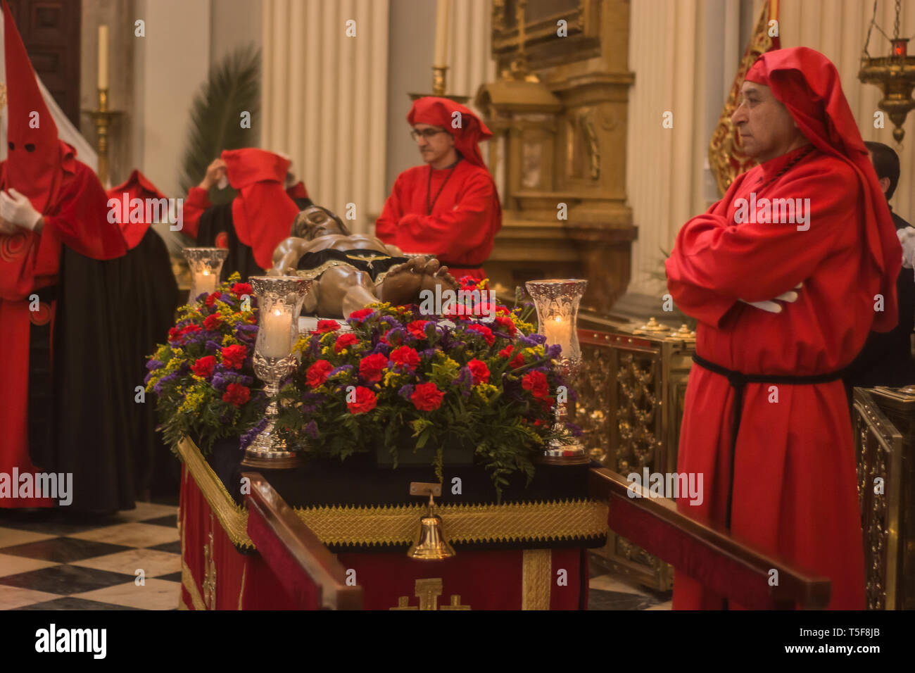 Vermummte Männer, die bereit sind, den Wald, Christus in der Kirche der königlichen Kloster der Menschwerdung in Madrid, Spanien zu heben. Prozession der recumbent Chr Stockfoto